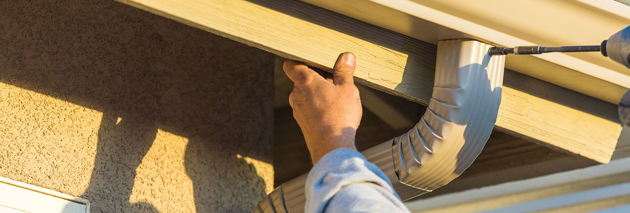 Looking to install or replace new eavestroughs and gutters in Calgary? Trust Rümi home pros with your next exterior and roofing project. Book today! 