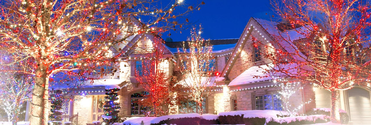 Dazzle your Edmonton neighbourhood with a holiday lighting display. Rümi installs exterior home lighting for Christmas, Diwali, Halloween and other special celebrations.