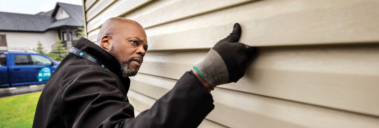 Get your siding replaced in Calgary. Rümi offers professional vinyl siding and cladding installation for better home exterior protection and curb appeal. 